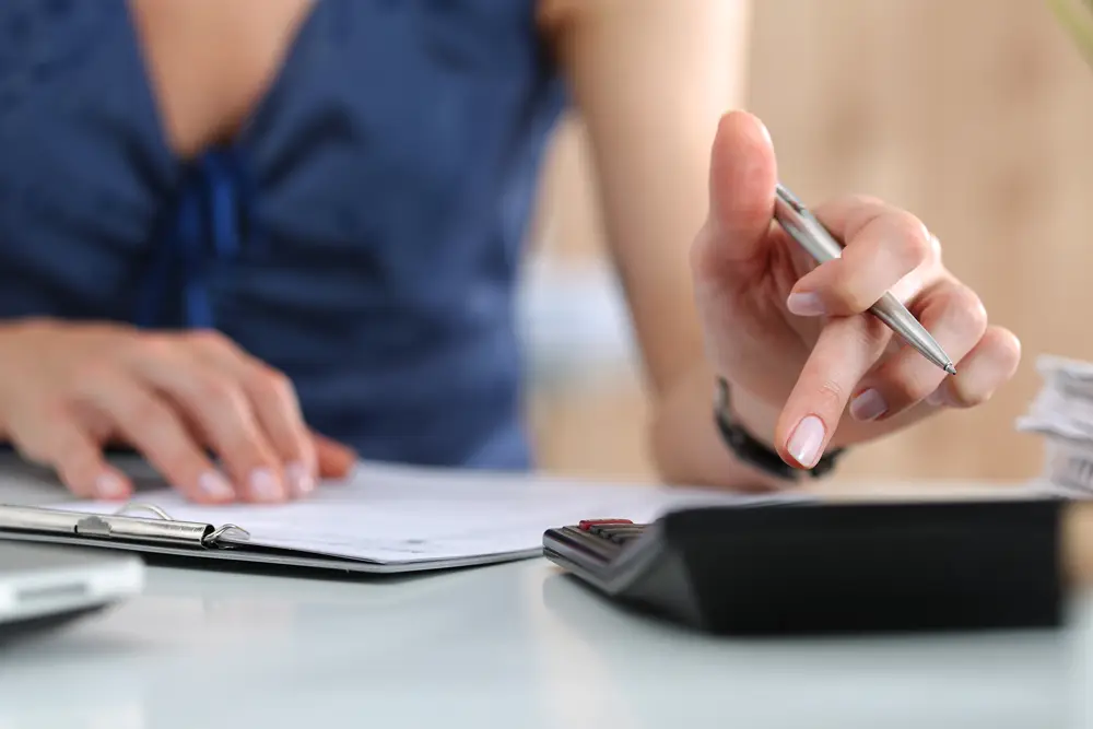 Graphiques et documents financiers symbolisant l'expertise du courtage